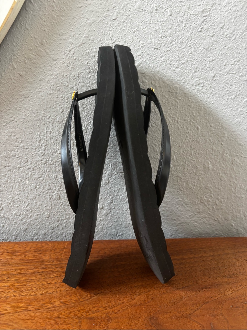 Tory Burch Kira flip-flop sandals in perfect black and gold (9) - Picture 5 of 11